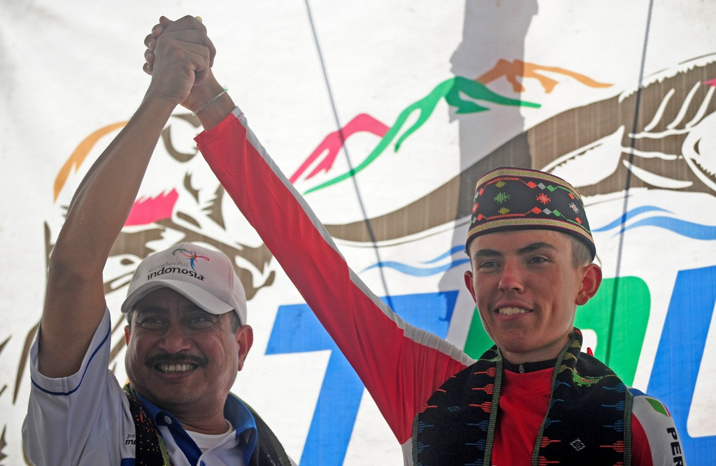 Menteri Pariwisata Arief Yahya (kiri) mengangkat tangan pembalap asal Selandia Baru dari tim Terengganu Cycling Team Malaysia Daniel White House yang juara Tour de Flores 2016 (Foto: Antara/Wahyu Putro)