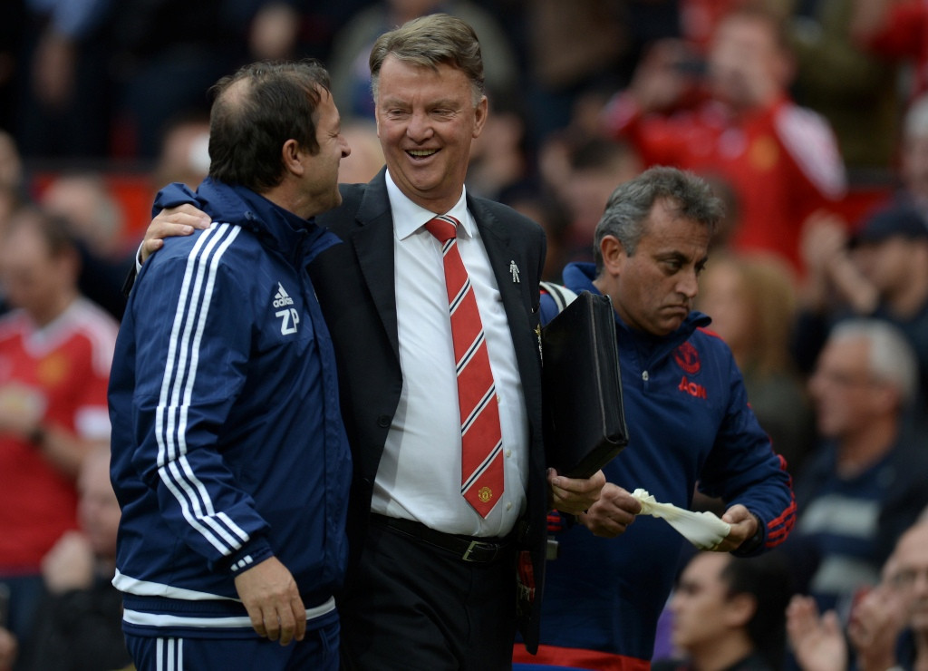 Louis van Gaal dipecat setelah membawa MU memenangi Piala FA 2015--2016 (AFP)