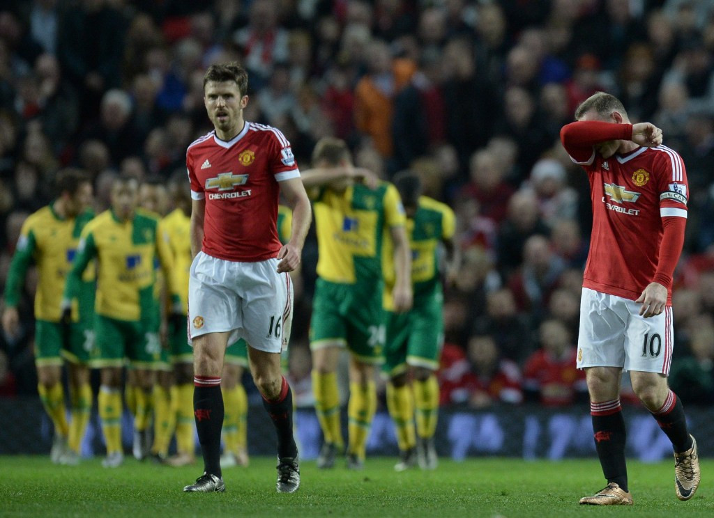Para pemain MU tertunduk lesu usai dibobol oleh pemain Norwcih (AFP)
