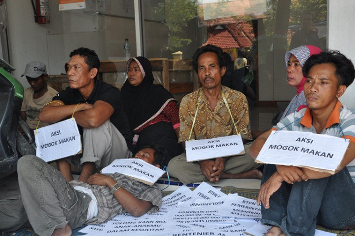 Rumah Dilelang, Keluarga Nelayan di Brebes Demo BTPN