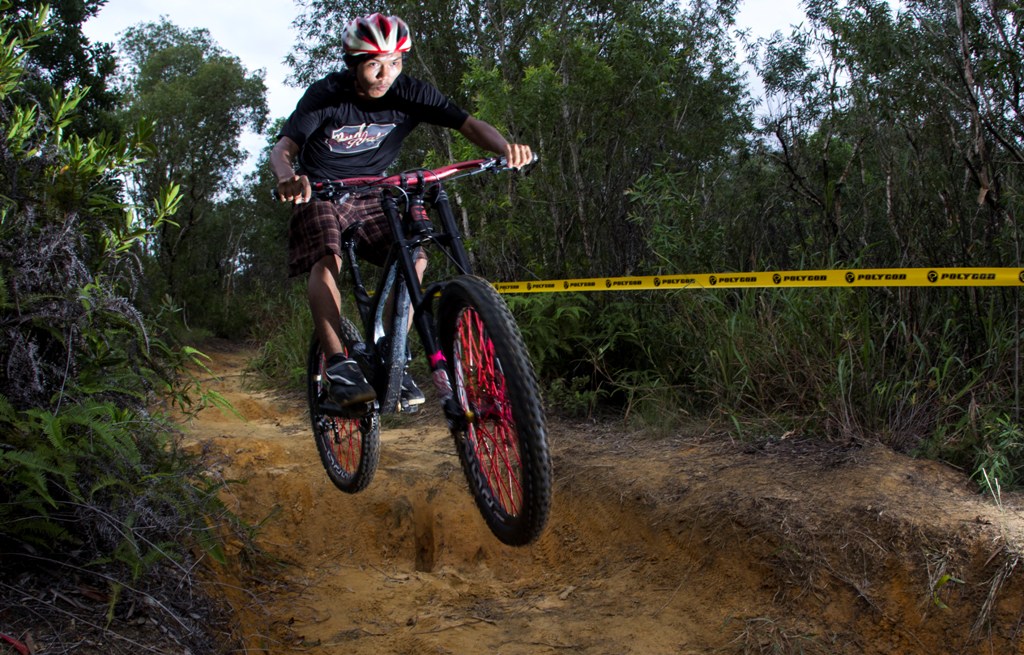 Aksi salah satu peserta balap sepeda di ajang Tanjungpinang XC MTB di hutan lindung, Tanjungpinang, Kepri, pada 2014. (Foto: ANTARA FOTO/Yuli Seperi)