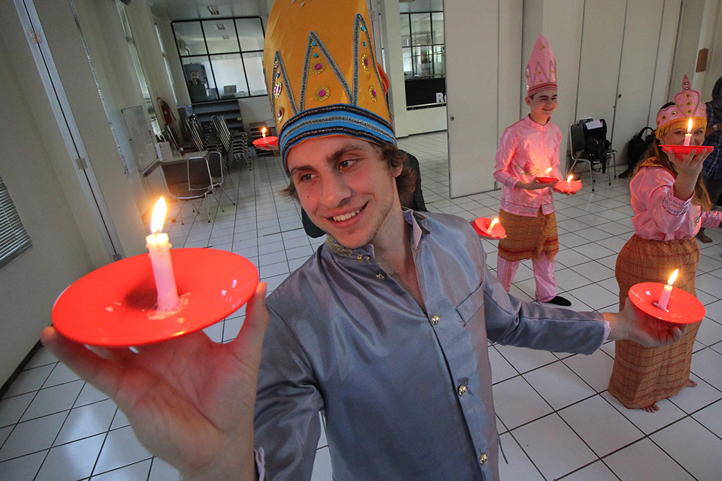 Mahasiswa Australia Belajar Bawakan Tari Lilin