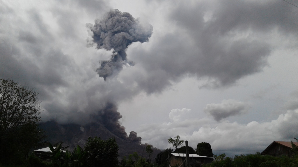 Gunung Sinabung menyemburkan material vulkanik ketika erupsi, di Karo, Sumatera Utara. (ditandai dengan erupsi dan luncuran awan panas yang terjadi menyebabkan sejumlah desa tertutup debu vulkanik. ANTARA FOTO/Maz Yons)