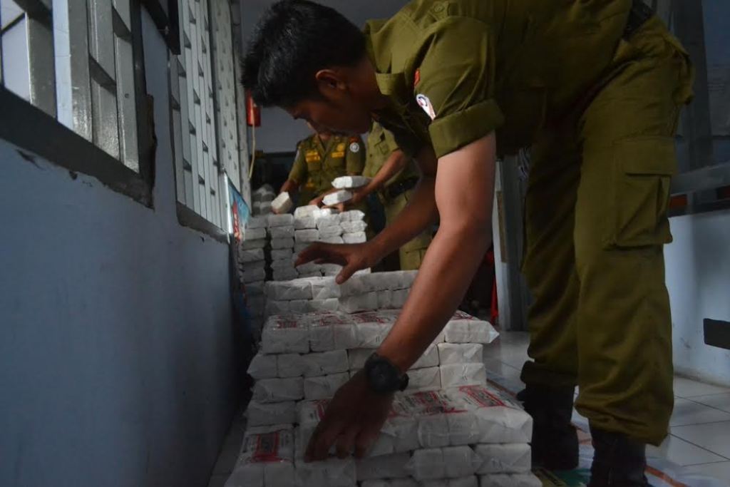 Satpol PP menyita ratusan garam yang memiliki kandungan yodium dibawah standar di Pekalongan, Jateng. (Metrotvnews.com/Kuntoro Tayubi)