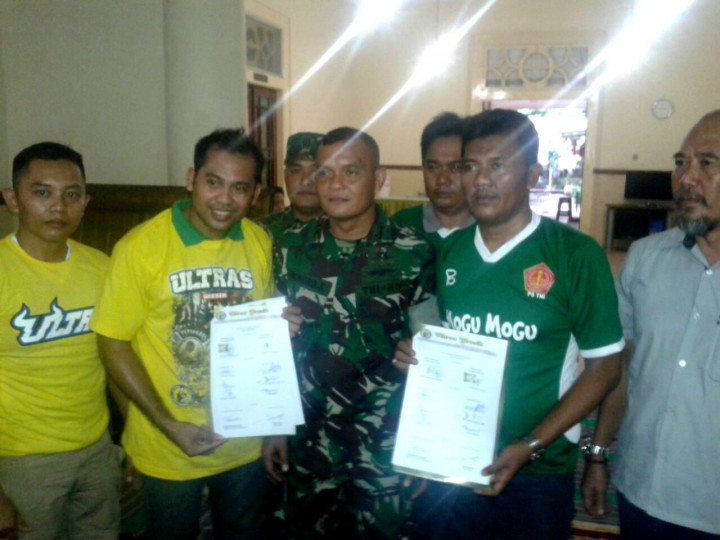 Suporter PS TNI dan Persegres Gresik Sepakat Damai