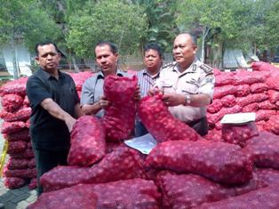 Polda Sumut Sita 40 Ton Bawang Merah Ilegal Asal India