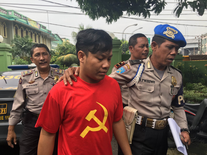 Berkaos Palu Arit, Kuli Bangunan Nekat Melintas di Depan Tentara