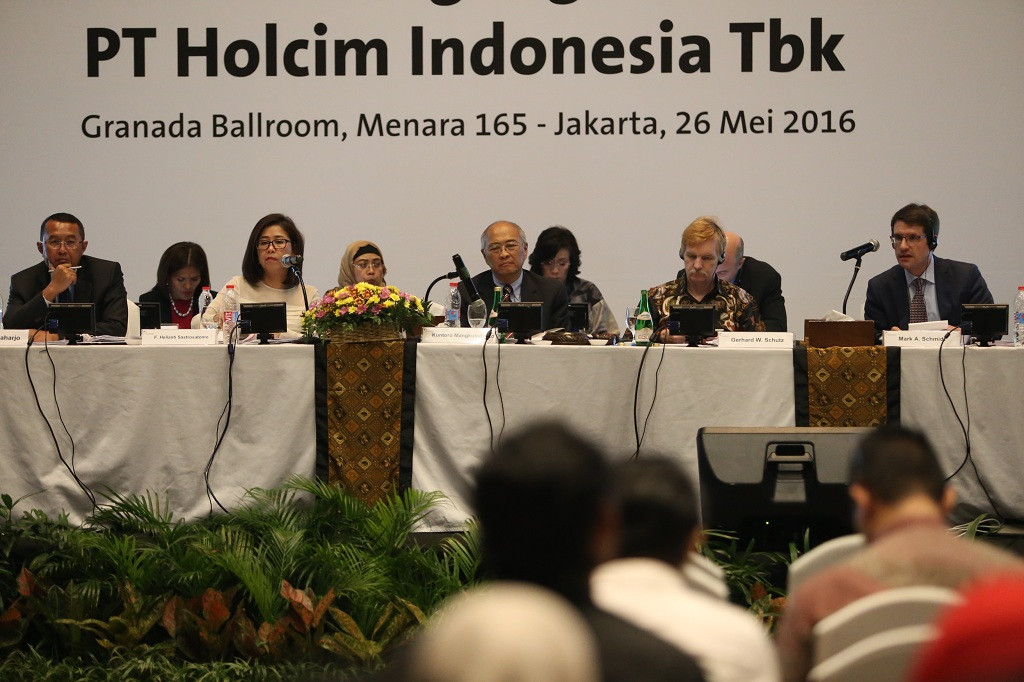 Jajaran Komisaris beserta Direksi PT Holcim Indonesia Tbk setelah Rapat Umum Pemegang Saham Tahunan. (FOTO: dokumentasi Holcim)