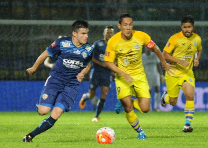 Lumat Persegres, Arema Puncaki Klasemen