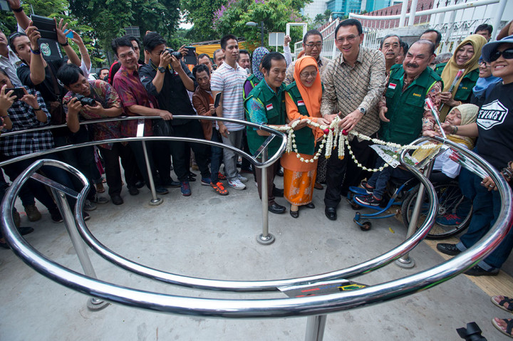 Ahok Resmikan Portal S di Trotoar RSCM