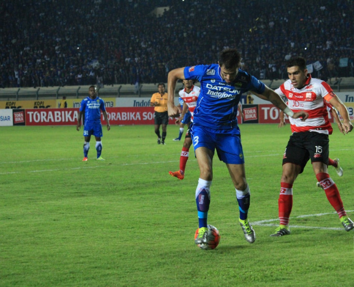 Ditahan Imbang MU, Suporter Persib Teriak Ganti Pelatih