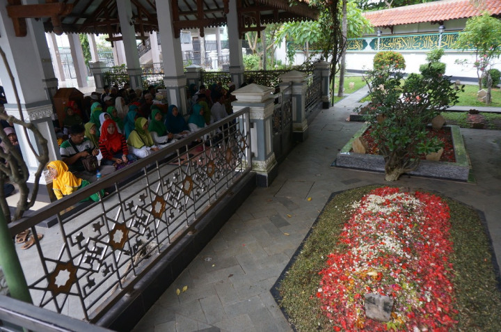 Peziarah Sebut Gus Dur Setara Wali