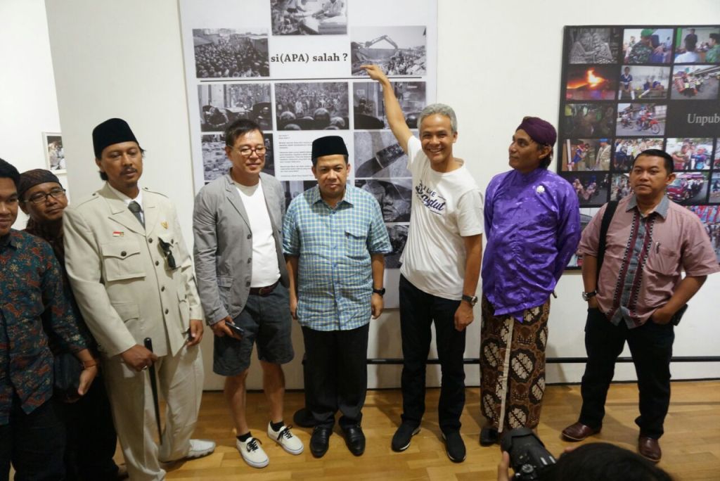 ?Ganjar Pranowo melihat karya foto pada Pameran Momentum di Semarang. Foto: Metrotvnews.com/Dhana Kencana