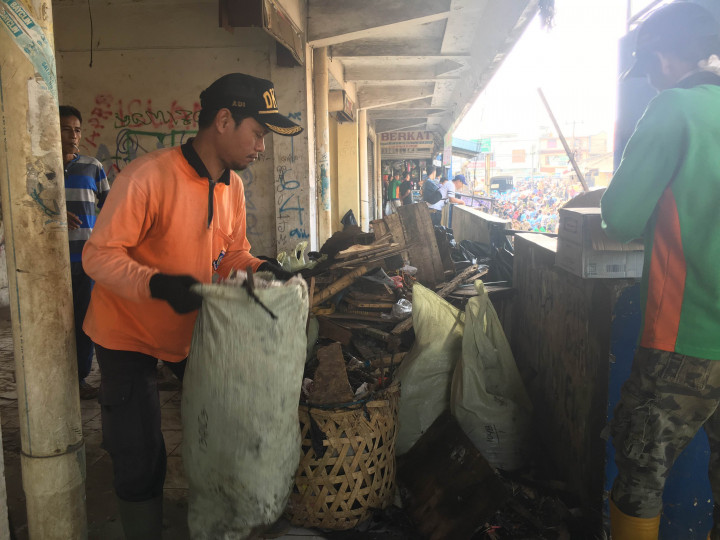 Penertiban PKL Pasar Ciputat Hasilkan 60 Ton Sampah