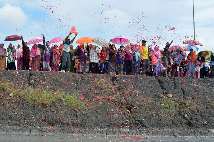 Ratusan Warga Tabur Bunga di Lumpur Lapindo
