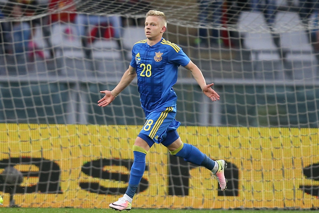 Oleksandr Zinchenko selebrasi usai mencetak gol (MARCO BERTORELLO / AFP)
