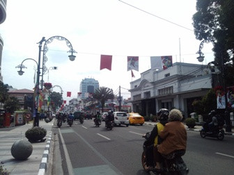 Umbul-umbul Sketsa Wajah Bung Karno Hiasi Kota Bandung