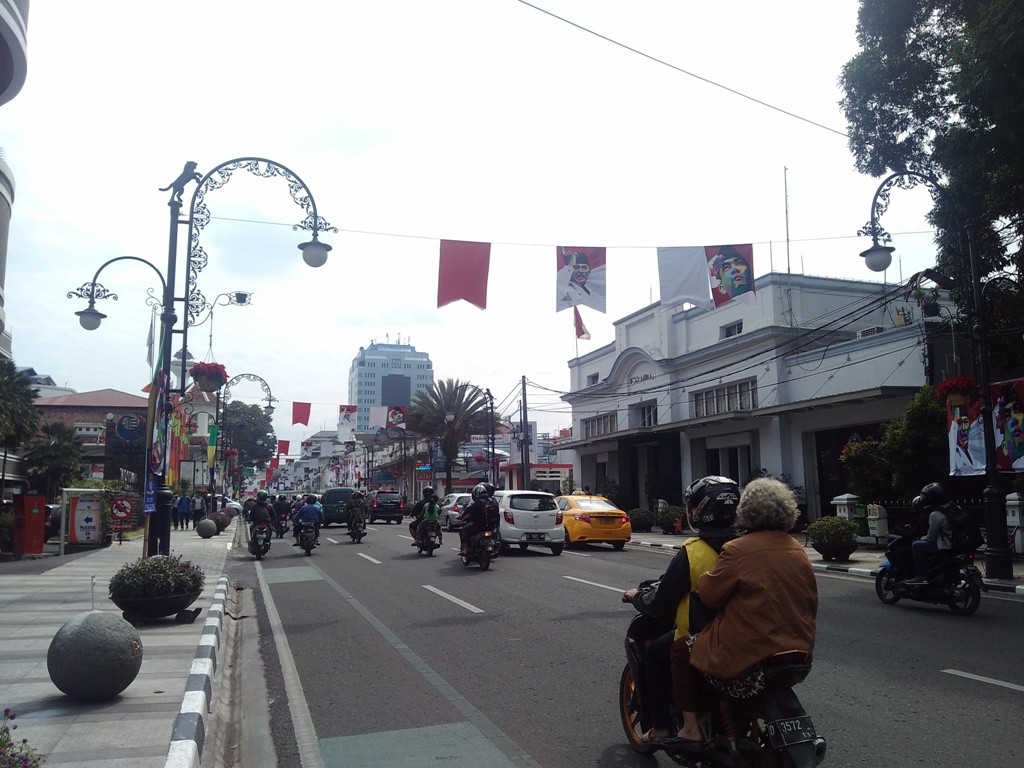 Sejumlah umbul-umbul dan poster menghiasi Jalan Asia Afrika dan Jalan Banceuy, Kota Bandung, Jawa Barat (Foto: MTVN/Roni Kurniawan)