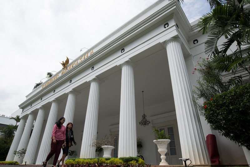  Dua perempuan melintas di depan Gedung Pancasila, gedung di mana Ir. Soekarno memaparkan lima sila yang diusulkan untuk dijadikan Dasar Negara Indonesia Merdeka pada 1 Juni 1945, Jakarta, Selasa (31/5). --Antara--
