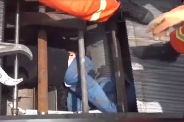 Pria Tersedot Eskalator di Depan Ratusan Pengunjung yang Ketakutan