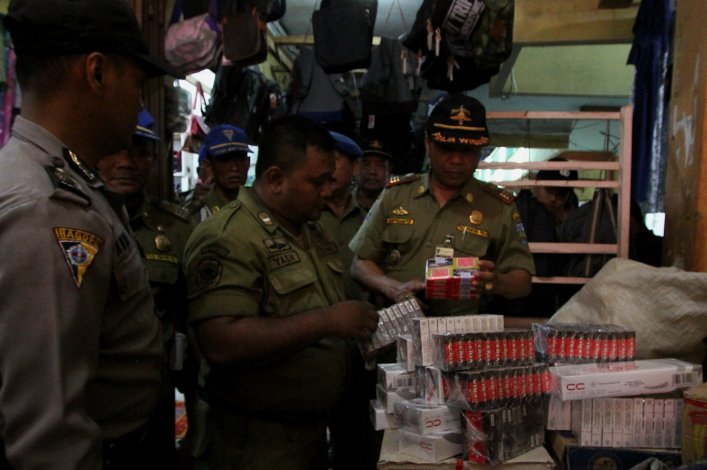 Operasi pita cukai palsu dan rokok ilegal di Pasar Lebak Pakisaji Kabupaten Jepara, Jawa Tengah, oleh Satpol PP, pada (1/6/2016). (Metrotvnews.com/Rhobi Shani)