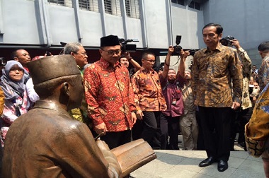 Jokowi Beri Hormat pada Tugu Sukarno di Penjara Banceuy