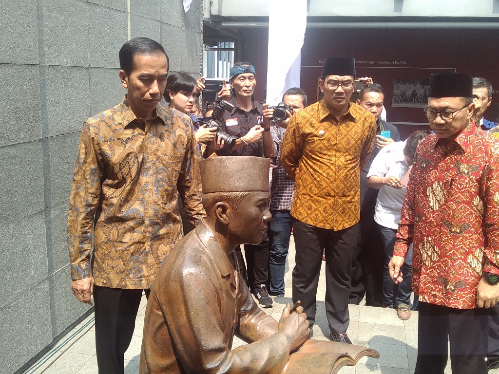 Presiden Joko Widodo di Tugu Sukarno di kawasan Penjara Banceuy, Kota Bandung, Jawa Barat (Foto: MTVN/Roni Kurniawan)