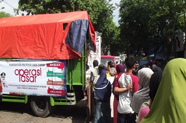 Warga Belanja di Operasi Pasar Diberi Tanda Tinta Biru