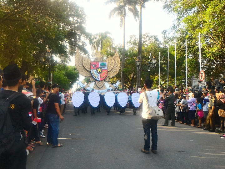 Prajurit TNI Bagikan Kamus Pancasila di Malioboro