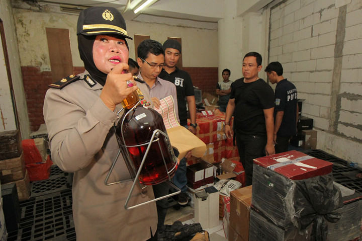 Polisi Grebek Gudang Miras di Surabaya
