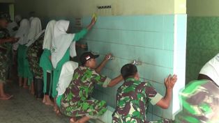 Sambut Ramadan, TNI dan Pelajar Kerja Bakti Bersihkan Masjid