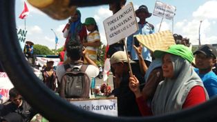 Warga Mojokerto Desak Soekarwo Tutup Perusahaan Limbah B3