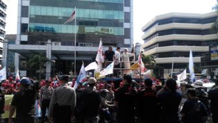 Batal Konser, Ahmad Dhani Orasi di Seberang Gedung KPK