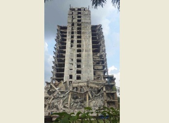 Warga Kaget Gedung di Sektor 7 Bintaro Roboh