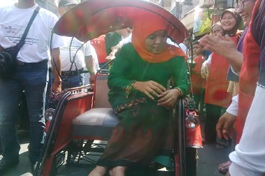Mensos Naik Becak Berkeliling di Kawasan Eks Lokalisasi Dolly