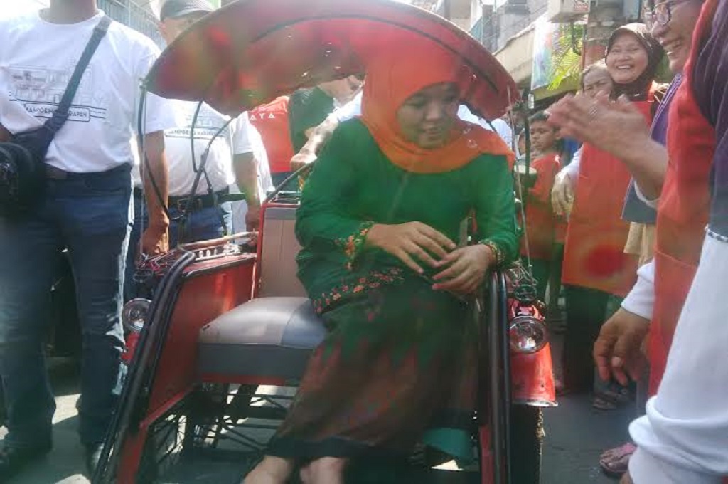 Mensos berkeliling eks-lokalisasi Dolly dengan naik becak, MTVN - Amaluddin