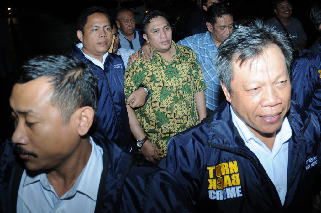 Anggota DPR Komisi IV Fraksi Partai Persatuan Pembangunan Fanny Safriansyah atau Ivan Haz (tengah) usai menjalani pemeriksaan di Polda Metro Jaya, Jakarta, Senin (29/2). Foto: Antara/Teresia May