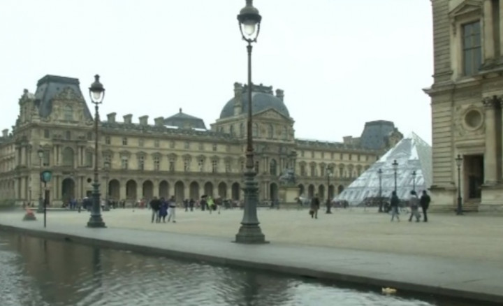 Paris Banjir, Karya Seni Museum Louvre Diungsikan