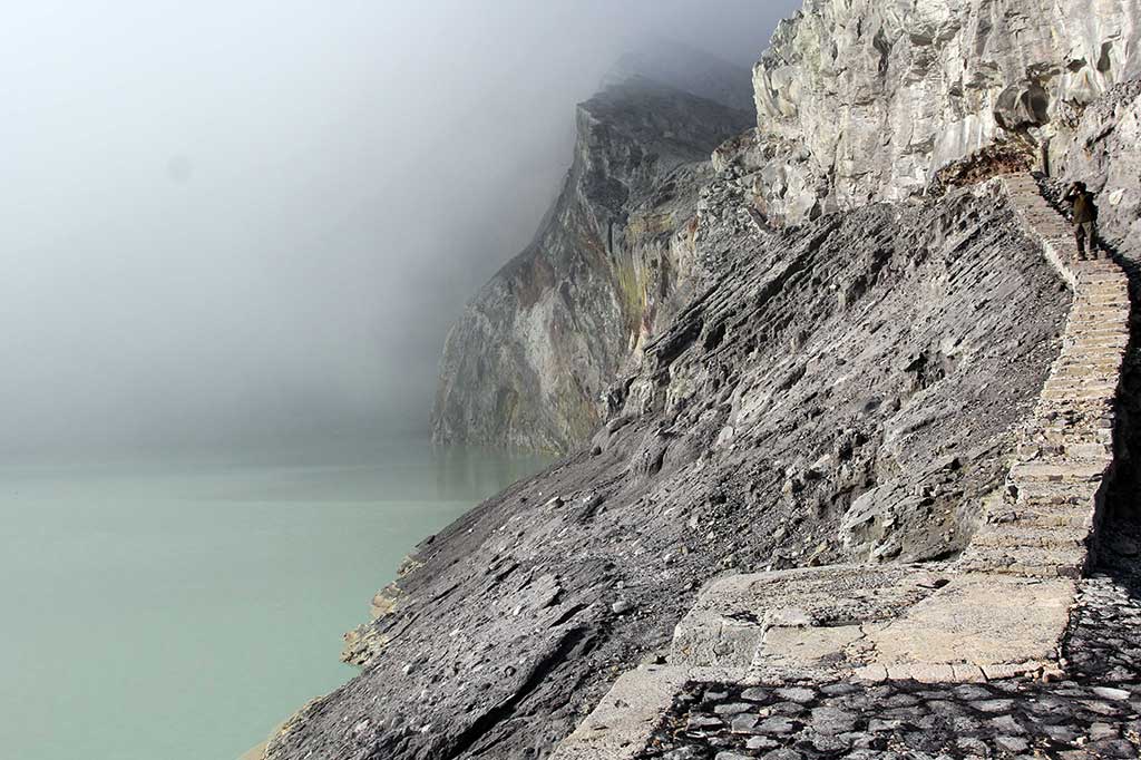 Pemerintah akan Bangun Kereta Gantung di Kawah Ijen
