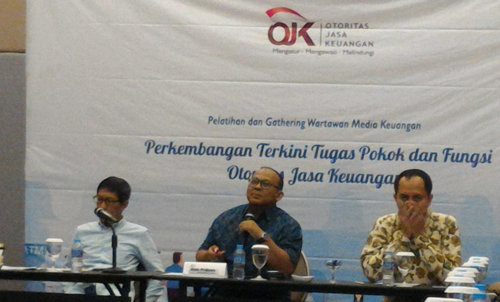 Kepala Departemen Perlindungan Konsumen OJK Anto Prabowo (tengah). (FOTO: MTVN/Eko Nordiansyah)