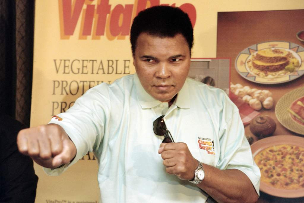 Muhammad Ali ketika menghadiri jumpa wartawan di Jakarta pada 1996 silam. (AFP PHOTO / JOHN MACDOUGALL)
