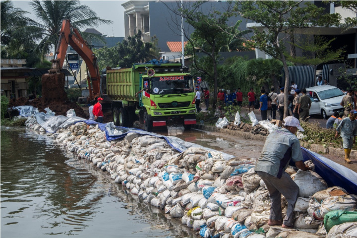 Banjir di Pantai Mutiara Surut, Warga Bersih-bersih