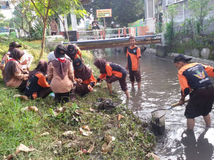 Peringati Hari Lingkungan Hidup, Santri Jogokali Jombang Bersih Sungai