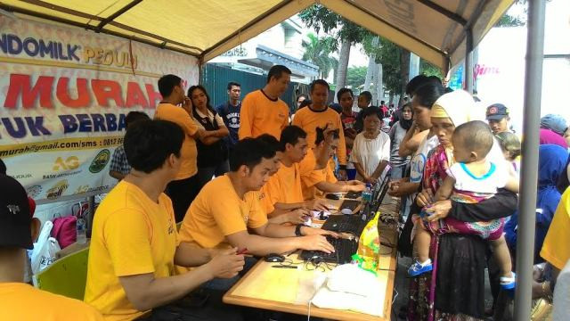 Artha Graha Peduli (AGP) menggelar Pasar Murah di Kebon Kacang, Jakarta Pusat, Minggu 5 Mei. MTVN/Nur Azizah.