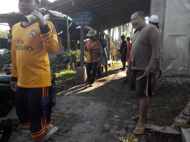 Sambut Ramadan, Umat Hindu dan Islam di Malang Bersih Makam