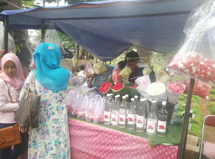 Penjual Kembang di TPU Karet Bivak Bebas Iuran