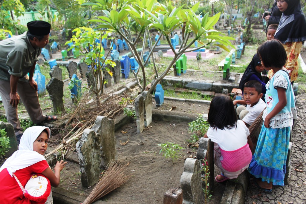 Bocah-bocah membersihkan makam di Pemakaman Grabag, Langenharjo, Kendal, Jateng, Minggu (5/6/2016). (Metrotvnews.com/Iswahyudi)