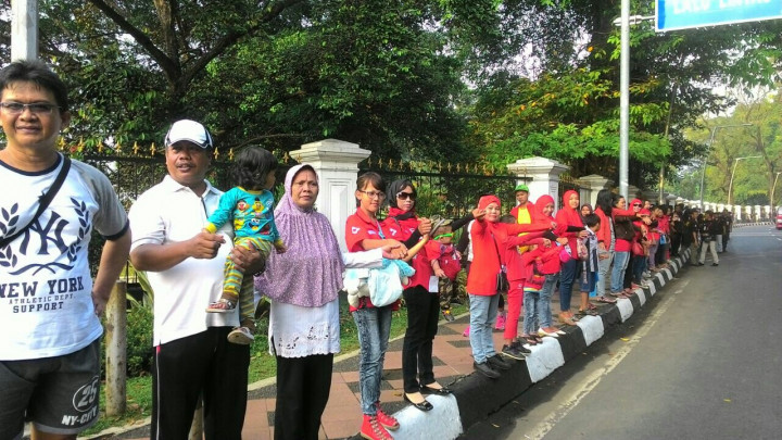 Aksi Memeluk Kebun Raya Gagal Raih Rekor MURI