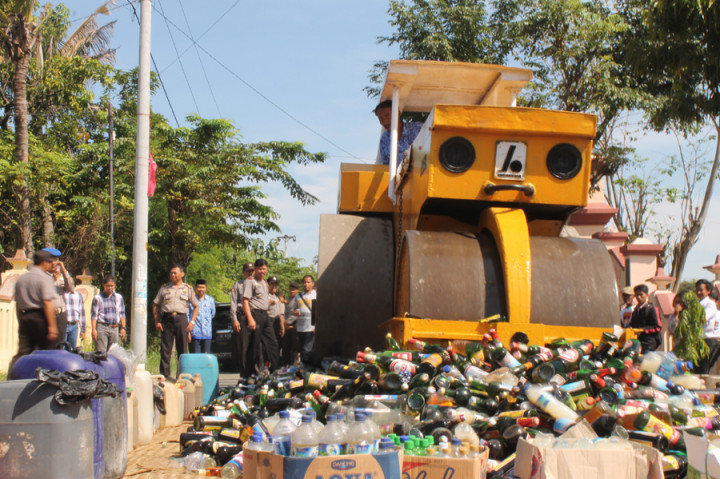 Polres Jepara dan Brebes Musnahkan Minol Ribuan Botol