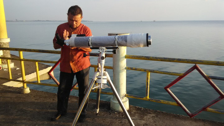 Bawa Teropong Sendiri, Guru Fisika Amati Hilal di Pantai Kartini